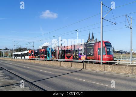 Tramway KVB sur le pont Deutz à Cologne, en Allemagne Banque D'Images