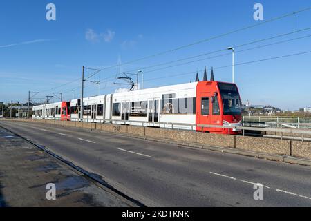 Tramway KVB sur le pont Deutz à Cologne, en Allemagne Banque D'Images