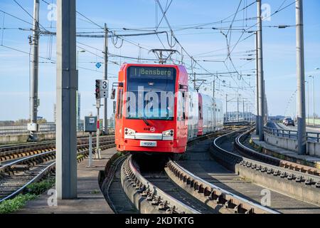 Tramway KVB sur le pont Deutz à Cologne, en Allemagne Banque D'Images