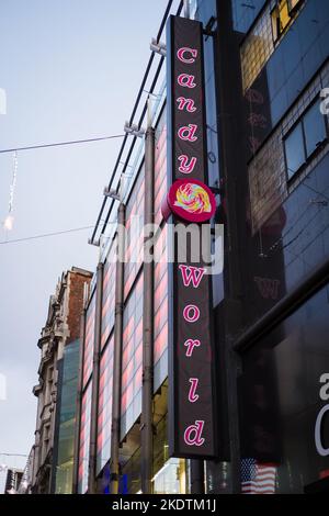 Londres, Royaume-Uni - 6 novembre 2022 : panneau Candy World Shop sur la rue commerçante animée d'Oxford. Banque D'Images