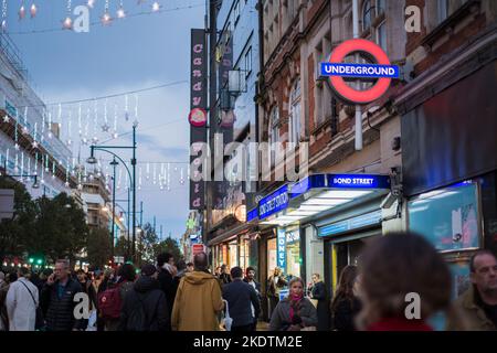 Londres, Royaume-Uni - 6 novembre 2022 : panneau Candy World Shop sur la rue commerçante animée d'Oxford. Banque D'Images