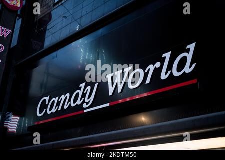 Londres, Royaume-Uni - 6 novembre 2022 : panneau Candy World Shop sur la rue commerçante animée d'Oxford. Banque D'Images