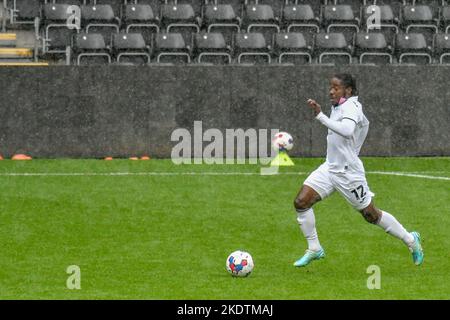 Swansea, pays de Galles. 8 novembre 2022. Tarrelle Whittaker de Swansea City en action pendant le match de la Ligue de développement professionnel entre Swansea City moins de 21 ans et Queens Park Rangers moins de 21 ans au stade Swansea.com à Swansea, pays de Galles, Royaume-Uni, le 8 novembre 2022. Crédit : Duncan Thomas/Majestic Media/Alay Live News. Banque D'Images