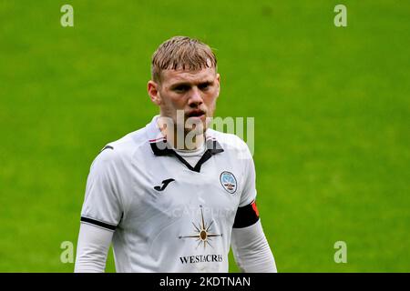 Swansea, pays de Galles. 8 novembre 2022. Josh Thomas de Swansea City pendant le match de la Professional Development League entre Swansea City moins de 21 ans et Queens Park Rangers moins de 21 ans au stade Swansea.com à Swansea, pays de Galles, Royaume-Uni, le 8 novembre 2022. Crédit : Duncan Thomas/Majestic Media/Alay Live News. Banque D'Images