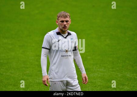 Swansea, pays de Galles. 8 novembre 2022. Josh Thomas de Swansea City pendant le match de la Professional Development League entre Swansea City moins de 21 ans et Queens Park Rangers moins de 21 ans au stade Swansea.com à Swansea, pays de Galles, Royaume-Uni, le 8 novembre 2022. Crédit : Duncan Thomas/Majestic Media/Alay Live News. Banque D'Images