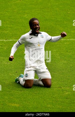 Swansea, pays de Galles. 8 novembre 2022. Tarrelle Whittaker, de Swansea City, célèbre le quatrième but de sa partie lors du match de la Ligue de développement professionnel entre Swansea City moins de 21 ans et Queens Park Rangers moins de 21 ans au stade Swansea.com de Swansea, au pays de Galles, au Royaume-Uni, le 8 novembre 2022. Crédit : Duncan Thomas/Majestic Media/Alay Live News. Banque D'Images