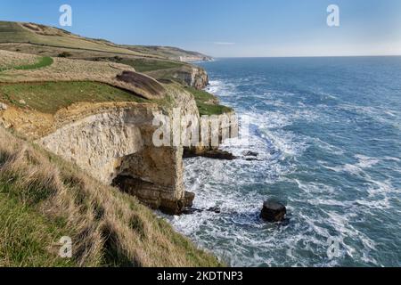 Vue vers l'est le long des falaises à Winspit et Seacombe en direction d'Anvil point, près de Worth Matravers, île de Purbeck, Dorset, Royaume-Uni, Janvier. Banque D'Images