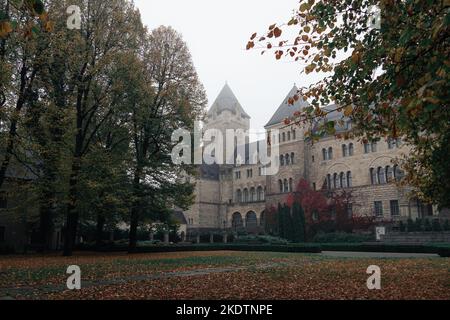 Le château impérial de Poznan (Zamek Cesarski W Poznaniu). Vue depuis la cour. Château sinistre par temps nuageux Banque D'Images