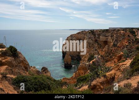 Randonnée le long de la côte de l'Algarve de Burgau à Lagos Banque D'Images
