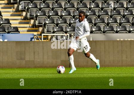 Swansea, pays de Galles. 8 novembre 2022. Tarrelle Whittaker de Swansea City en action pendant le match de la Ligue de développement professionnel entre Swansea City moins de 21 ans et Queens Park Rangers moins de 21 ans au stade Swansea.com à Swansea, pays de Galles, Royaume-Uni, le 8 novembre 2022. Crédit : Duncan Thomas/Majestic Media/Alay Live News. Banque D'Images