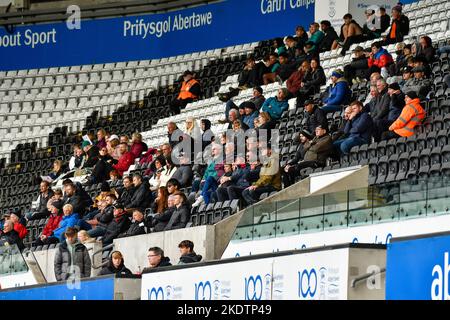 Swansea, pays de Galles. 8 novembre 2022. La foule lors du match de la Professional Development League entre Swansea City moins de 21 ans et Queens Park Rangers moins de 21 ans au stade Swansea.com à Swansea, pays de Galles, Royaume-Uni, le 8 novembre 2022. Crédit : Duncan Thomas/Majestic Media/Alay Live News. Banque D'Images