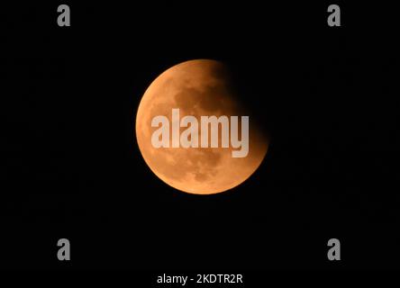 Kolkata, Inde. 8th novembre 2022. éclipse lunaire partielle observée sur la Kartika Purnima (pleine lune) qui est un jour propice dans la culture hindoue, sikh et jaïne sur 8 novembre 2022, dans la ville de Kolkata, en Inde. (Credit image: © Biswarup Ganguly/eyepix via ZUMA Press Wire) Banque D'Images