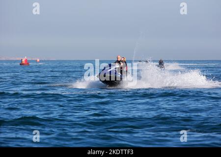 Jet ski à Poole Bay avec Sandbanks Beyond, Poole, Dorset, Angleterre, Royaume-Uni, Septembre 2018 Banque D'Images