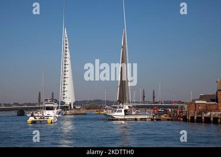 Bateaux à moteur dans le port de Poole avec le pont Twin Sails au-delà, Poole, Dorset, Angleterre, Royaume-Uni, Septembre 2018 Banque D'Images