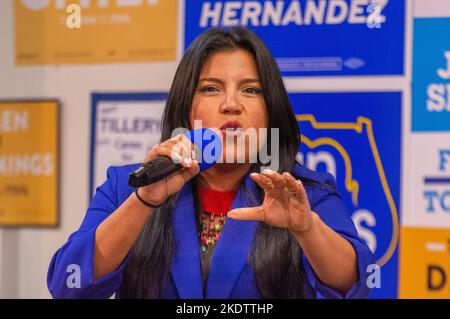 Tampa, Floride, États-Unis. 7th novembre 2022. 7 novembre 2022, Tampa, FL: Candidat démocratique pour le lieutenant Gov. Karla Hernandez parle aux partisans de Casa Crist, le siège des démocrates de la région, la nuit avant le jour de l'élection. (Credit image: © Dominic Gwinn/ZUMA Press Wire) Banque D'Images