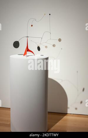 Alexander Calder (1898-1976) sans titre portable-tôle, fil et peinture 22 1/2 x 34 x 5 po. (57,2 x 86,4 x 12,7 cm) Exécuté vers 1942 estimation USD 2 500 000 - USD 3 500 000 exposé chez le visionnaire: La collection Paul G. Allen présentée aux Christie's New York Galleries au Rockefeller Center à New York, NY, le 8 novembre 2022. La vente aux enchères aura lieu du 9 au 10 novembre 2022 et a été évaluée à plus de $1 milliards. La collection du philanthrope Paul G. Allen, co-fondateur de Microsoft, comprend plus de 150 chefs-d'œuvre couvrant 500 ans d'histoire de l'art. Tous les profits seront versés Banque D'Images