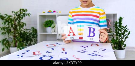 L'enfant apprend des lettres anglaises. Mise au point sélective. Enfant. Banque D'Images