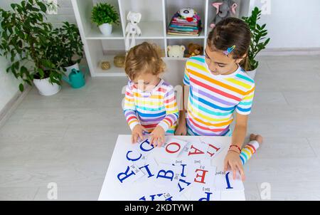 L'enfant apprend des lettres anglaises. Mise au point sélective. Enfant. Banque D'Images