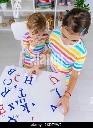 L'enfant apprend des lettres anglaises. Mise au point sélective. Enfant. Banque D'Images