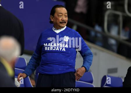 Cardiff, Royaume-Uni. 08th novembre 2022. Vincent Tan, le propriétaire de la ville de Cardiff, regarde depuis la boîte des réalisateurs. Match de championnat EFL Skybet, Cardiff City et Hull City au Cardiff City Stadium de Cardiff, pays de Galles, le mardi 8th novembre 2022. Cette image ne peut être utilisée qu'à des fins éditoriales. Utilisation éditoriale uniquement, licence requise pour une utilisation commerciale. Aucune utilisation dans les Paris, les jeux ou les publications d'un seul club/ligue/joueur. photo par Andrew Orchard/Andrew Orchard sports Photography/Alamy Live News crédit: Andrew Orchard sports Photography/Alamy Live News Banque D'Images