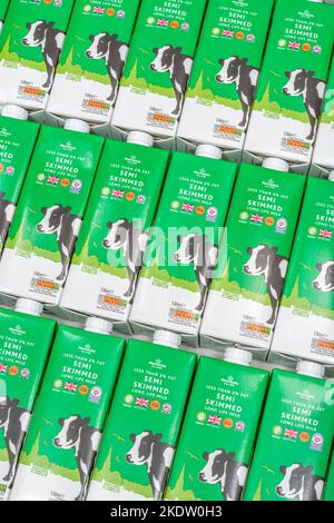 Unités en carton de 1 litres de lait demi-écrémé UHT longue durée de vie propre à Morrison. Pour les produits alimentaires britanniques, l'industrie laitière britannique, crise de la chaîne d'approvisionnement. Banque D'Images