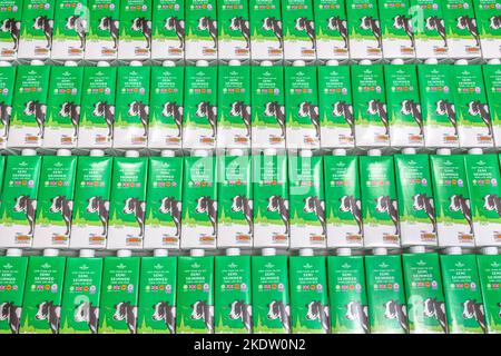 Unités en carton de 1 litres de lait demi-écrémé UHT longue durée de vie propre à Morrison. Pour les produits alimentaires britanniques, l'industrie laitière britannique, crise de la chaîne d'approvisionnement. Banque D'Images