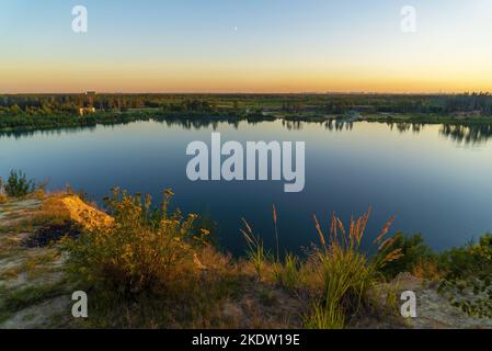 Une soirée tranquille sur les rives de la carrière Pugarevsky. Vsevolozhsk, région de Leningrad. Banque D'Images