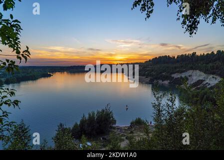 Une soirée tranquille sur les rives de la carrière Pugarevsky. Vsevolozhsk, région de Leningrad. Banque D'Images