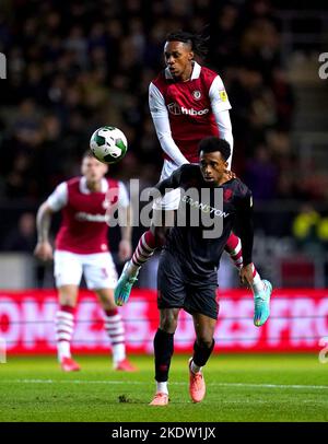 Antoine Semenyo de Bristol City (en haut) et Tashan Oakley-Boothe de Lincoln City se battent pour le ballon lors du troisième match rond de la Carabao Cup à Ashton Gate, Bristol. Date de la photo: Mardi 8 novembre 2022. Banque D'Images