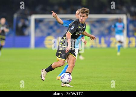 Naples, Italie. 08th novembre 2022. Tommaso Baldanzi (35) Empoli F.C. 1920 contrôler le ballon pendant le championnat italien série Un match de football 2022/2023 entre SSC Napoli vs Empoli F.C. sur 8 novembre 2022 au stade Diego Armando Maradona à Naples, Italie crédit: Agence de photo indépendante/Alamy Live News Banque D'Images