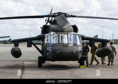 Liepaja, Lettonie - 7 août 2022: ARMÉE AMÉRICAINE Sikorsky UH-60 hélicoptère militaire Black Hawk avec équipage après l'atterrissage à l'aéroport, vue de face Banque D'Images