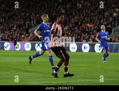 Brentford, Royaume-Uni. 8th novembre 2022 ; Gtech Community Stadium, Brentford, Londres, Angleterre ; Carabao Cup football, Brentford versus Gillingham; Ivan Toney de Brentford tire et marque son but de 1st côtés en 3rd minutes pour le faire 1-0 crédit: Action plus Sports Images/Alay Live News Banque D'Images