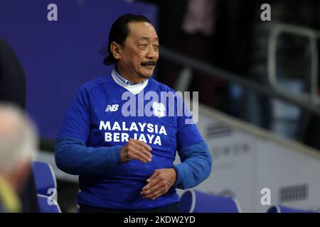 Cardiff, Royaume-Uni. 08th novembre 2022. Vincent Tan, le propriétaire de la ville de Cardiff, regarde depuis la boîte des réalisateurs. Match de championnat EFL Skybet, Cardiff City et Hull City au Cardiff City Stadium de Cardiff, pays de Galles, le mardi 8th novembre 2022. Cette image ne peut être utilisée qu'à des fins éditoriales. Utilisation éditoriale uniquement, licence requise pour une utilisation commerciale. Aucune utilisation dans les Paris, les jeux ou les publications d'un seul club/ligue/joueur. photo par Andrew Orchard/Andrew Orchard sports Photography/Alamy Live News crédit: Andrew Orchard sports Photography/Alamy Live News Banque D'Images