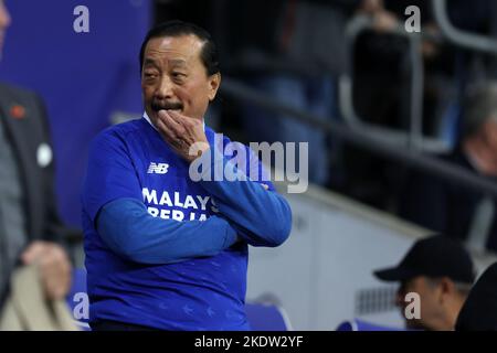 Cardiff, Royaume-Uni. 08th novembre 2022. Vincent Tan, le propriétaire de la ville de Cardiff, regarde depuis la boîte des réalisateurs. Match de championnat EFL Skybet, Cardiff City et Hull City au Cardiff City Stadium de Cardiff, pays de Galles, le mardi 8th novembre 2022. Cette image ne peut être utilisée qu'à des fins éditoriales. Utilisation éditoriale uniquement, licence requise pour une utilisation commerciale. Aucune utilisation dans les Paris, les jeux ou les publications d'un seul club/ligue/joueur. photo par Andrew Orchard/Andrew Orchard sports Photography/Alamy Live News crédit: Andrew Orchard sports Photography/Alamy Live News Banque D'Images