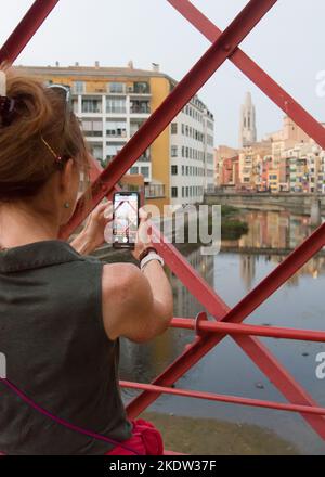 Gérone, Espagne - 21st octobre 2022 : une femme prend une photo du pont Eiffel avec son téléphone portable Banque D'Images