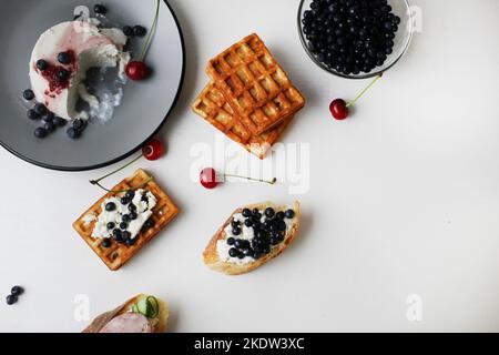 Encore plus de vie vue de dessus petit déjeuner avec gaufres belges et baies sur une assiette. Un petit déjeuner sain et délicieux. Une alimentation saine. Banque D'Images