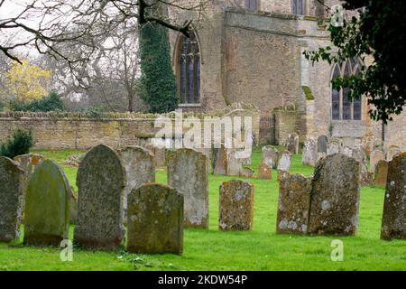 Pierres à tête très anciennes ou pierres tombales dans un cimetière. Banque D'Images