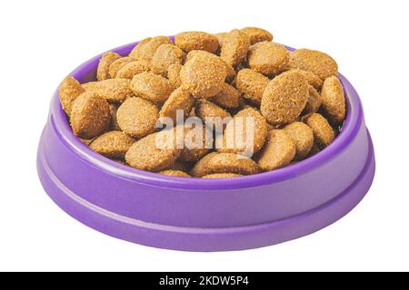 Alimentation équilibrée pour animaux de compagnie. Arrondir les aliments secs dans un bol violet isolé sur blanc. Banque D'Images