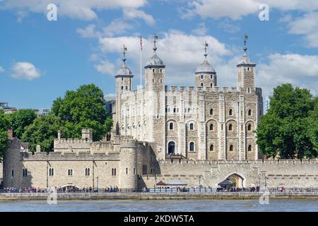 La Tour de Londres en face de la Tamise, Tower Hill, London Borough of Tower Hamlets, Greater London, Angleterre, Royaume-Uni Banque D'Images