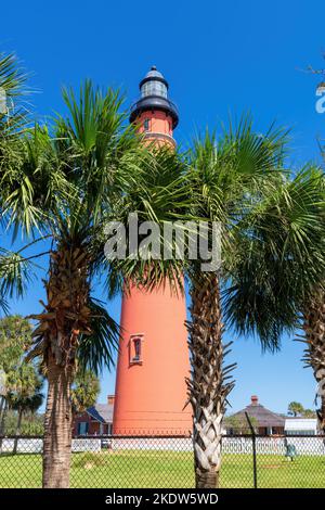 Ponce de Leon Inlet Lighthouse et palmiers autour de Daytona Beach, Floride. Banque D'Images