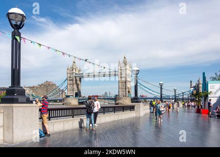 Tower Bridge de la Queen's Walk, Southwark, le London Borough of Southwark, Greater London, Angleterre, Royaume-Uni Banque D'Images