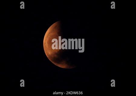 Kolkata, Bengale occidental, Inde. 8th novembre 2022. L'ombre de la terre tombe sur la lune pendant une éclipse lunaire à Kolkata. (Credit image: © Dipa Chakraborty/Pacific Press via ZUMA Press Wire) Banque D'Images