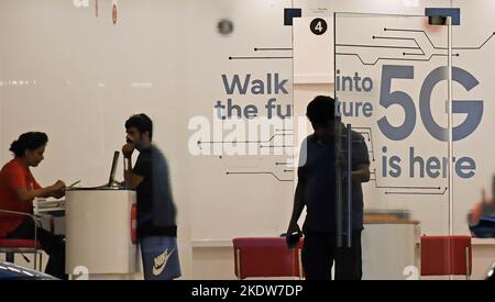 Mumbai, Inde. 08th novembre 2022. Un homme sort d'un magasin de fournisseur de services mobiles annonçant le service 5G à Mumbai. 5G est la cinquième génération de technologie cellulaire, cent fois plus rapide que 4G, ce qui contribuera à créer des opportunités pour les gens et les entreprises. (Photo par Ashish Vaishnav/SOPA Images/Sipa USA) crédit: SIPA USA/Alay Live News Banque D'Images