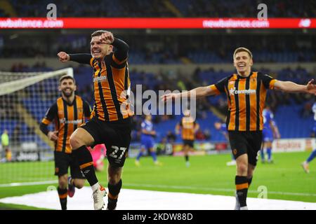 Cardiff, Royaume-Uni. 08th novembre 2022. Regan Slater, de Hull (27), célèbre après avoir atteint le but 3rd de ses équipes. Match de championnat EFL Skybet, Cardiff City et Hull City au Cardiff City Stadium de Cardiff, pays de Galles, le mardi 8th novembre 2022. Cette image ne peut être utilisée qu'à des fins éditoriales. Utilisation éditoriale uniquement, licence requise pour une utilisation commerciale. Aucune utilisation dans les Paris, les jeux ou les publications d'un seul club/ligue/joueur. photo par Andrew Orchard/Andrew Orchard sports Photography/Alamy Live News crédit: Andrew Orchard sports Photography/Alamy Live News Banque D'Images