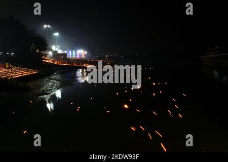 Kolkata, Inde. 07th novembre 2022. 7 novembre 2022, Kolkata, Inde: On voit des lampes d'argile à l'huile flotter sur le gange à l'occasion de Dev Deepavali, est le festival de Kartik Poornima, principalement célébré à Varanasi, Uttar Pradesh, Inde. Il tombe sur la pleine lune du mois hindou de Kartika et a lieu quinze jours après Diwali. Sur 7 novembre 2022 à Kolkata, Inde. (Photo de Sukhomoy Sen/Eyepix Group/Sipa USA) crédit: SIPA USA/Alay Live News Banque D'Images