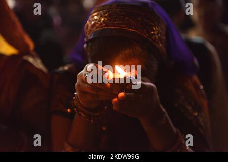 Kolkata, Inde. 07th novembre 2022. 7 novembre 2022, Kolkata, Inde: Une femme prie Dieu à l'occasion de Dev Deepavali, est le festival de Kartik Poornima, principalement célébré à Varanasi, Uttar Pradesh, Inde. Il tombe sur la pleine lune du mois hindou de Kartika et a lieu quinze jours après Diwali. Sur 7 novembre 2022 à Kolkata, Inde. (Photo de Sukhomoy Sen/Eyepix Group/Sipa USA) crédit: SIPA USA/Alay Live News Banque D'Images