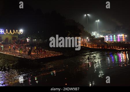 Kolkata, Inde. 07th novembre 2022. 7 novembre 2022, Kolkata, Inde: Des ghats illuminés sur Ganga sont vus à l'occasion de Dev Deepavali, est le festival de Kartik Poornima, principalement célébré à Varanasi, Uttar Pradesh, Inde. Il tombe sur la pleine lune du mois hindou de Kartika et a lieu quinze jours après Diwali. Sur 7 novembre 2022 à Kolkata, Inde. (Photo de Sukhomoy Sen/Eyepix Group/Sipa USA) crédit: SIPA USA/Alay Live News Banque D'Images