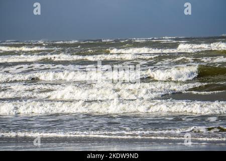 Mer du Nord, île de Spiekeroog, automne, plage de la mer du Nord, marée montante, Waves, îles de la Frise orientale, Basse-Saxe, Allemagne, Banque D'Images