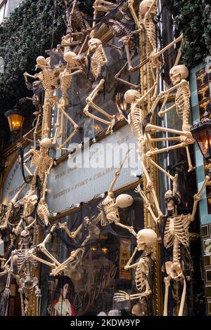 LE RESTAURANT VICTORIEN LILLIES est un bar irlandais dans le quartier des théâtres qui sort tout pour les décorations d'Halloween, 2022, USA, NYC Banque D'Images