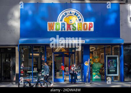 Atelier Build-A-Bear Storefront sur West 34th Street à New York, Etats-Unis 2022 Banque D'Images